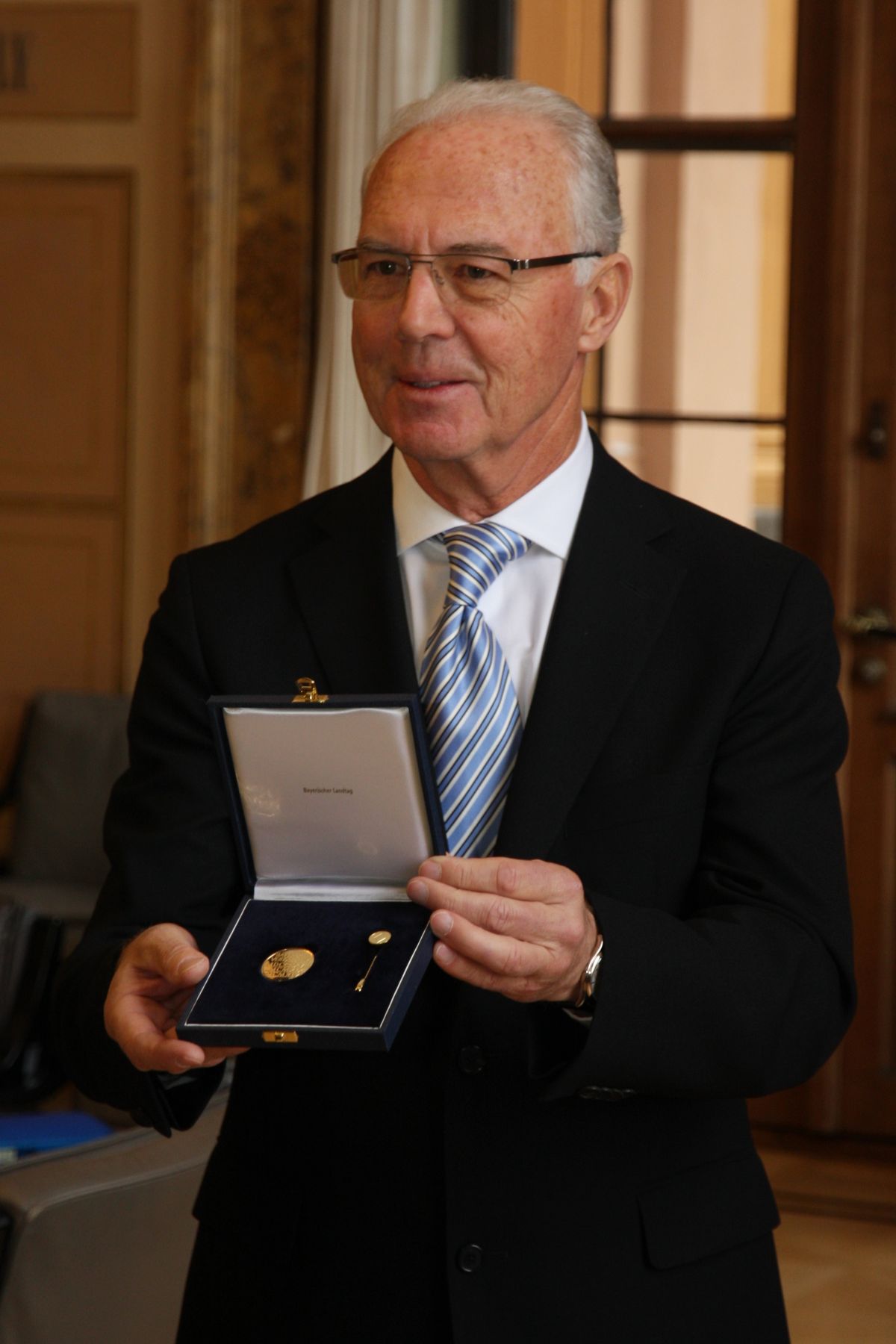 - 5 - Franz Beckenbauer wird ausgezeichnet.