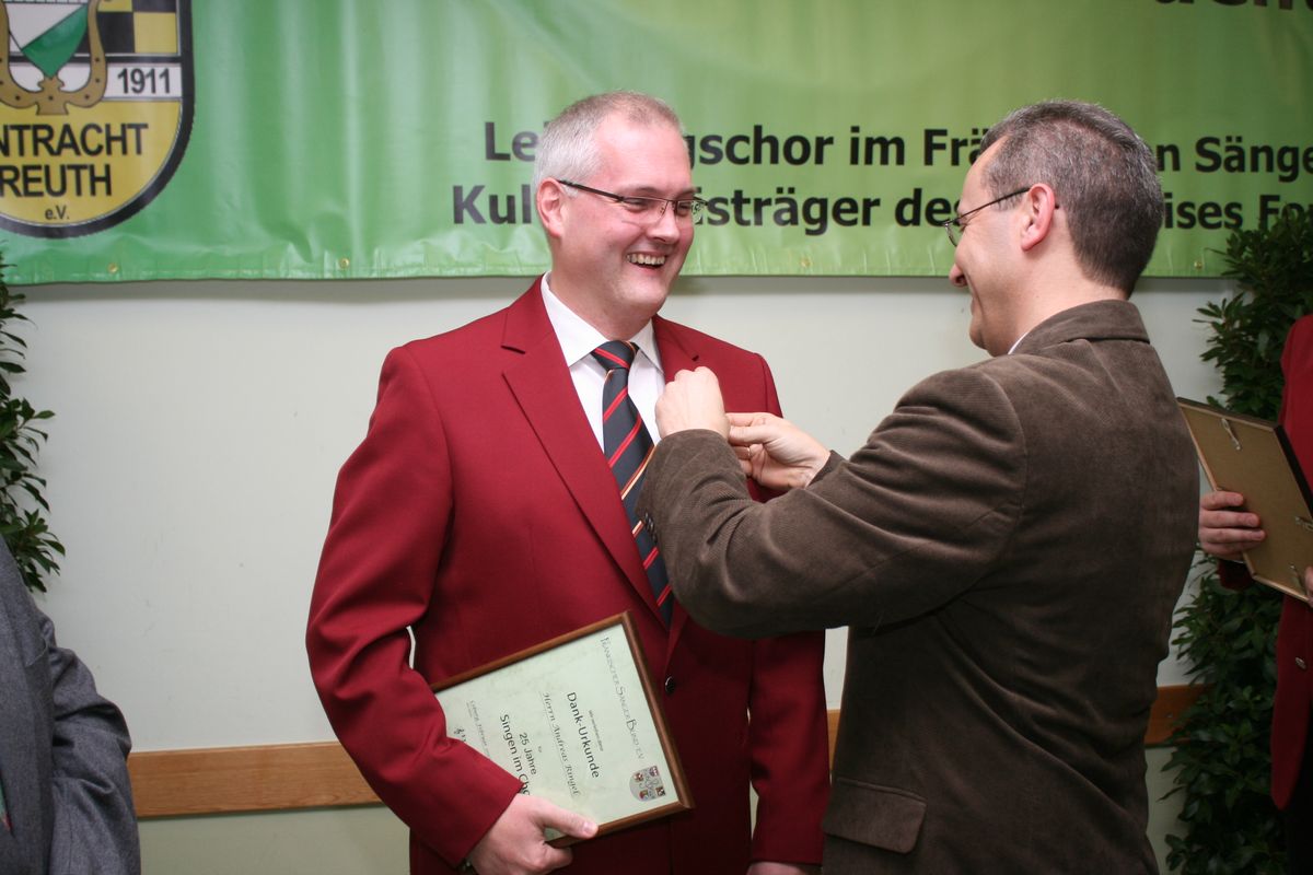 Ehrungsabend 2013 - 11 - Andreas Ringel f&uuml;r 25 Jahre, geehrt von Michael Kn&ouml;rlein, Vorsitzender der S&auml;ngergruppe.