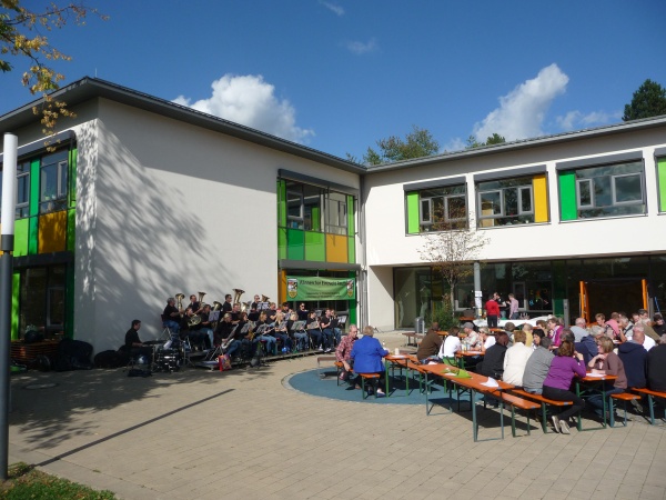1. Reuther Chorfest - 1 - Premiere im Innenhof der Schule