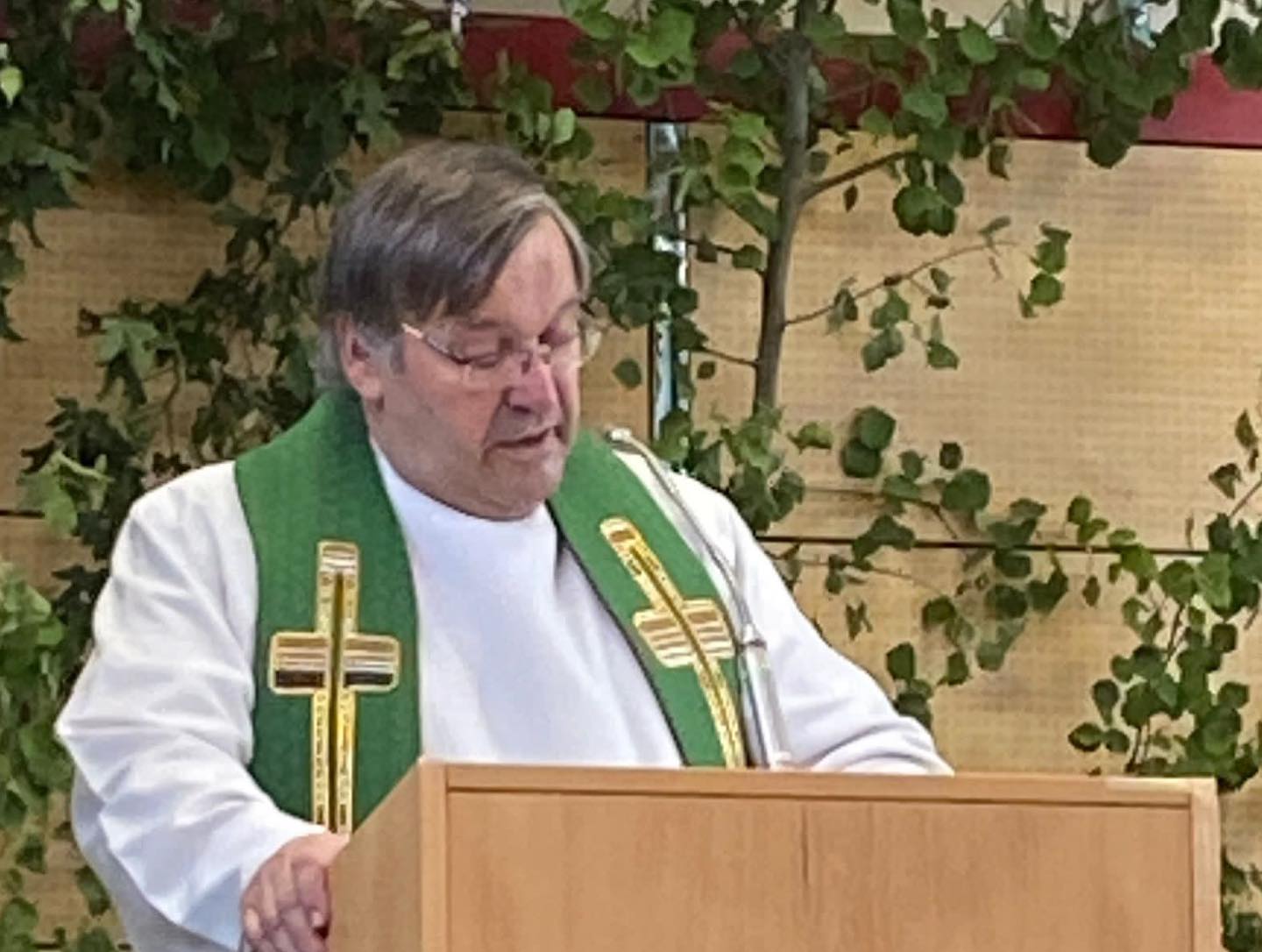 -2- Pater Bernhard Kuhn zelebriert den Gottesdienst