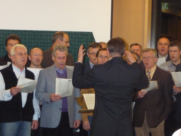 - 4 - Der Jubelchor eröffnet den Abend