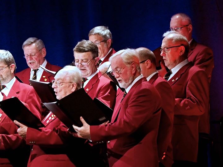 - 8 - Die Drei Chöre im Kolpinghaus. Auftritt Männerchor Eintracht Reuth.