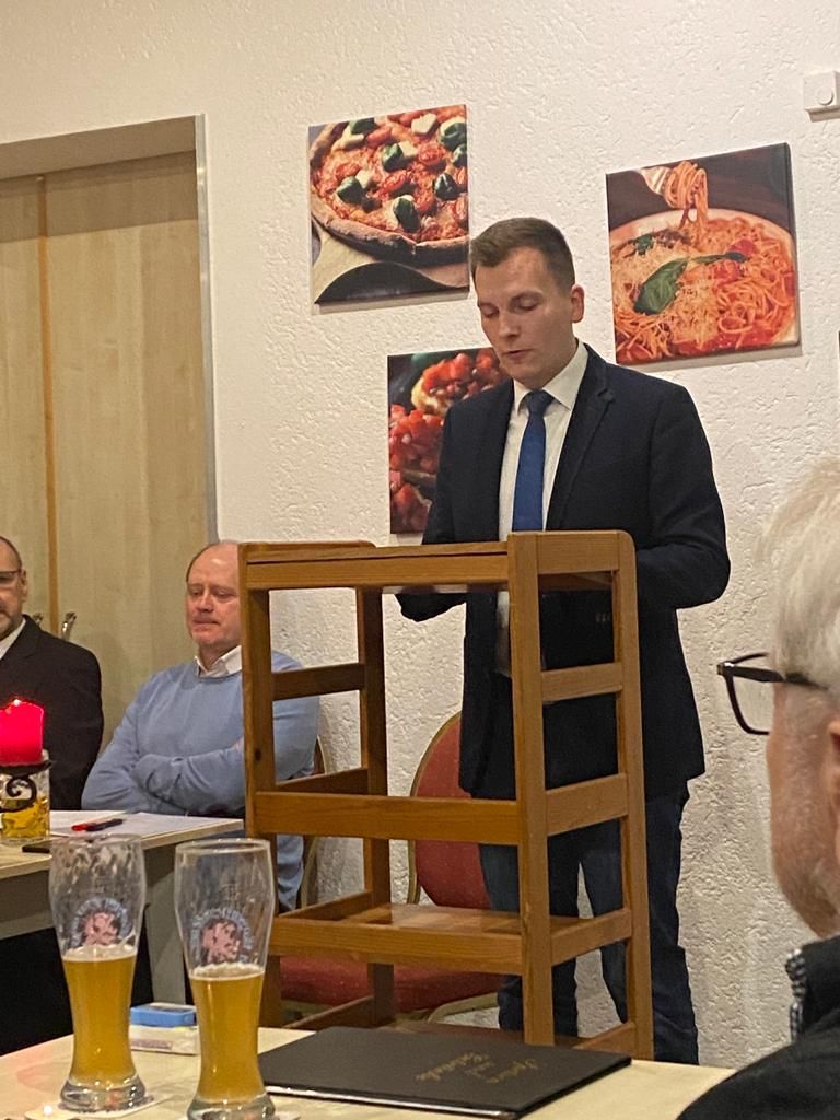 -9- 2. Vorstand Jonas Stirnweiß führt durch die Versammlung