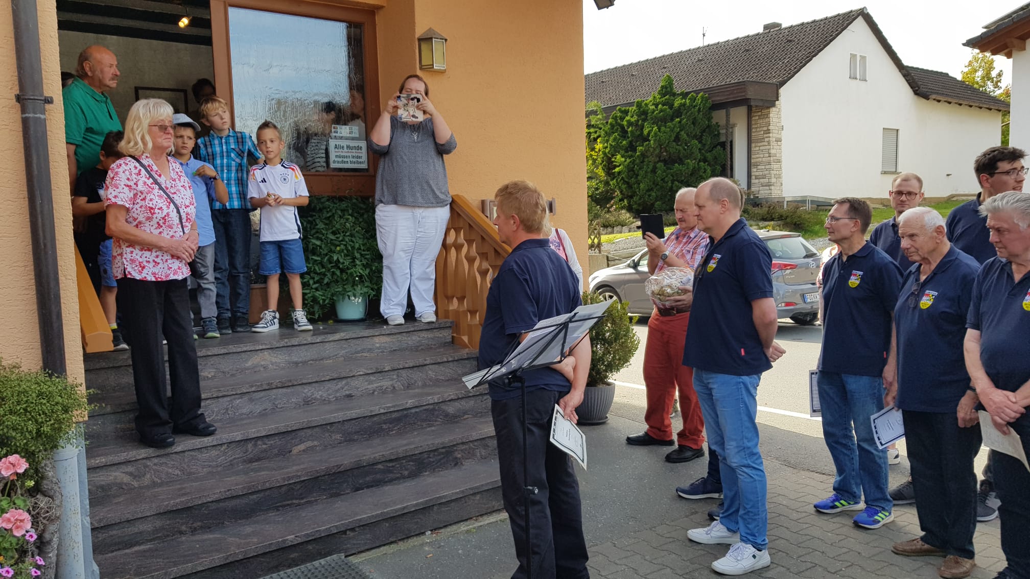 -3- Sänger Holger Stengel gratuliert seiner Mutter