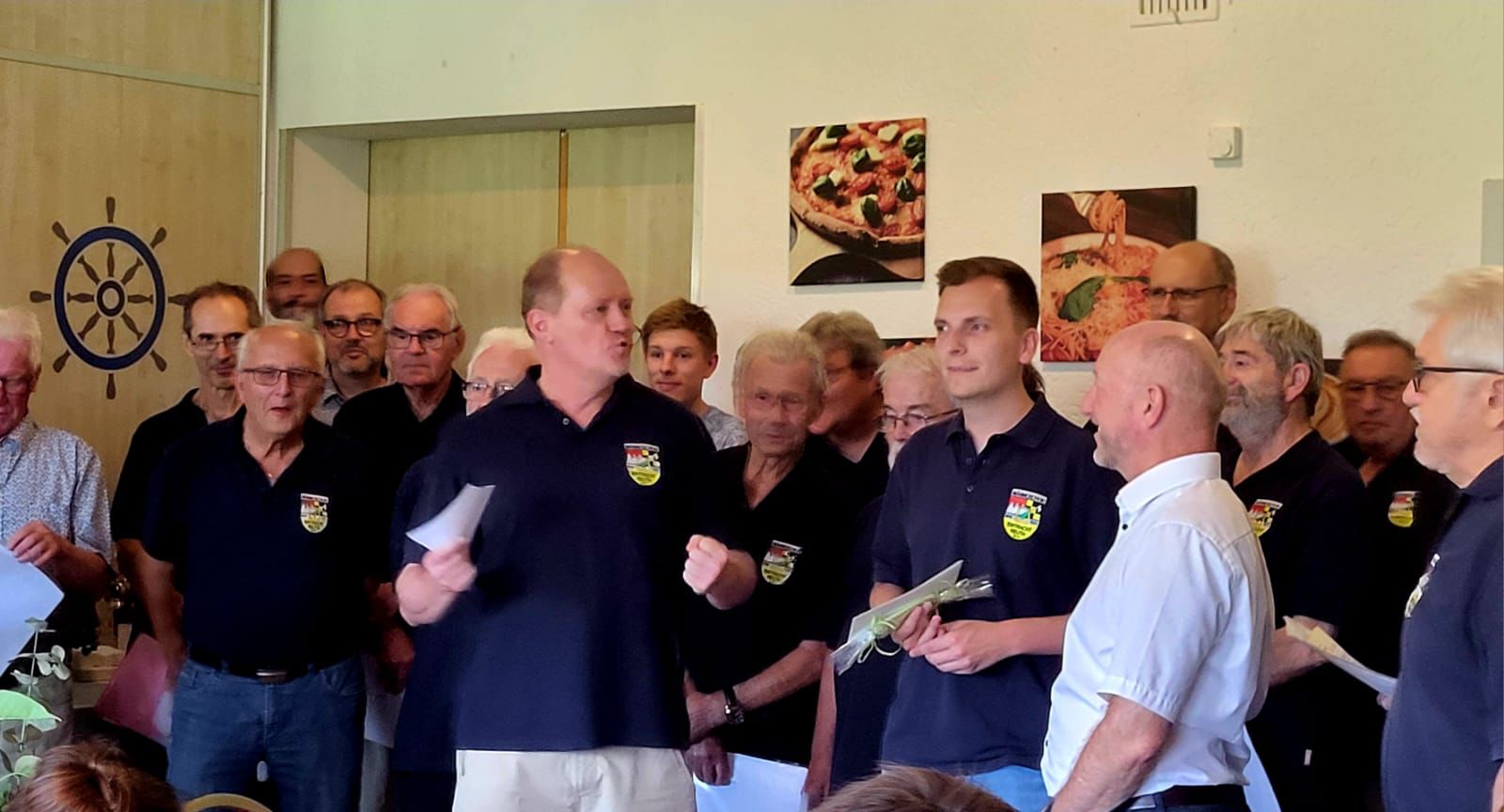 -2- 1. Vorstand Michael Schuster h&auml;lt die Laudatio