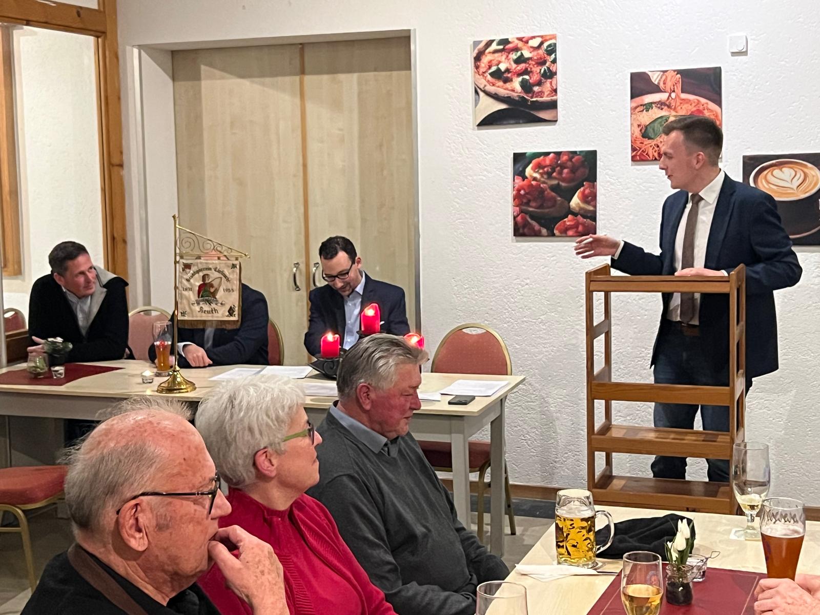 -11- Das neue Gremium nimmt Platz