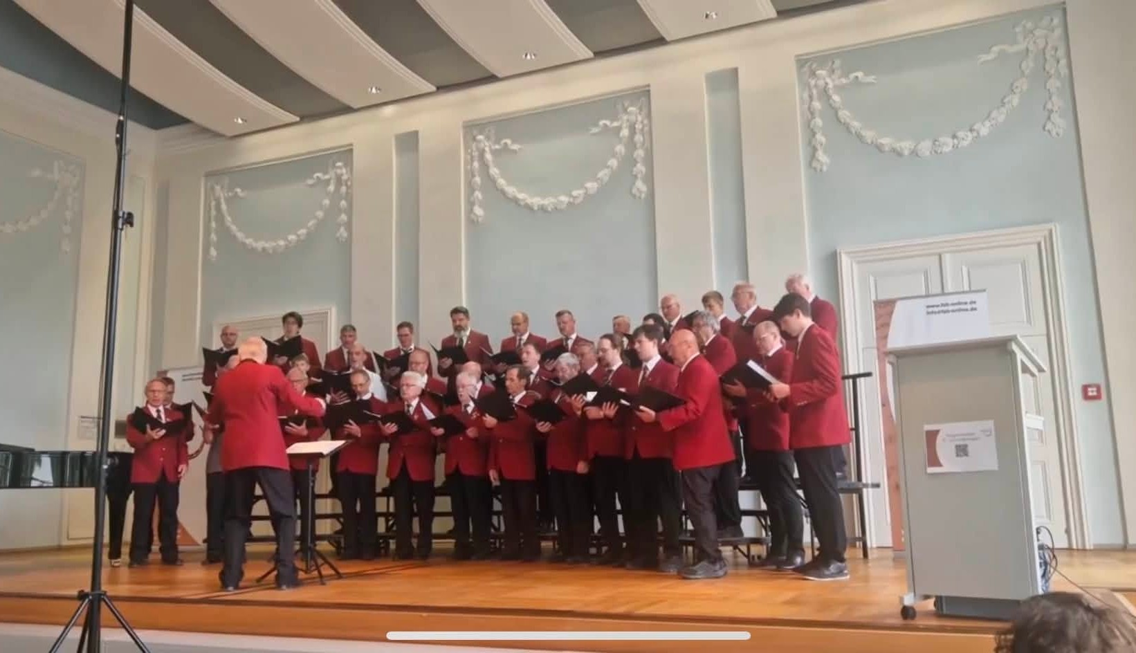 -2- Unser Chor auf der Bühne